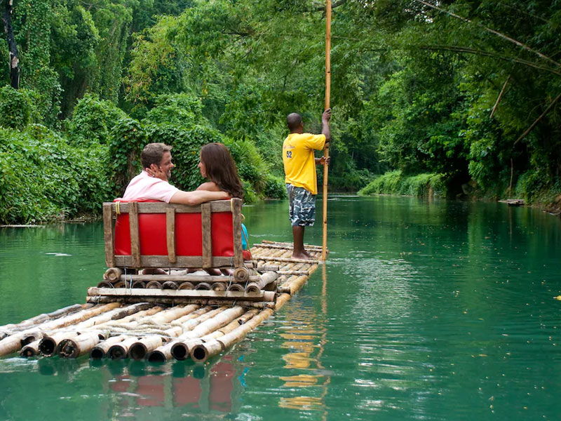 affordable-tours-jamaica-attractions-martha-brae-rafting-couple-1